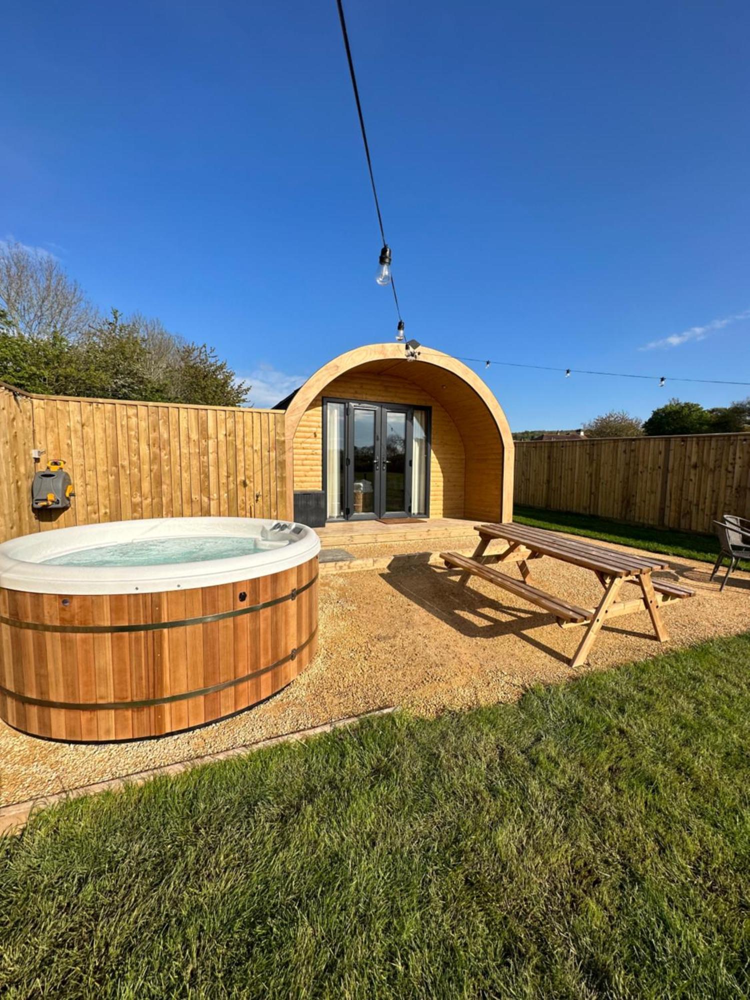 Hotel Lois' Pod With Hot Tub, Near Airport à Bristol Extérieur photo